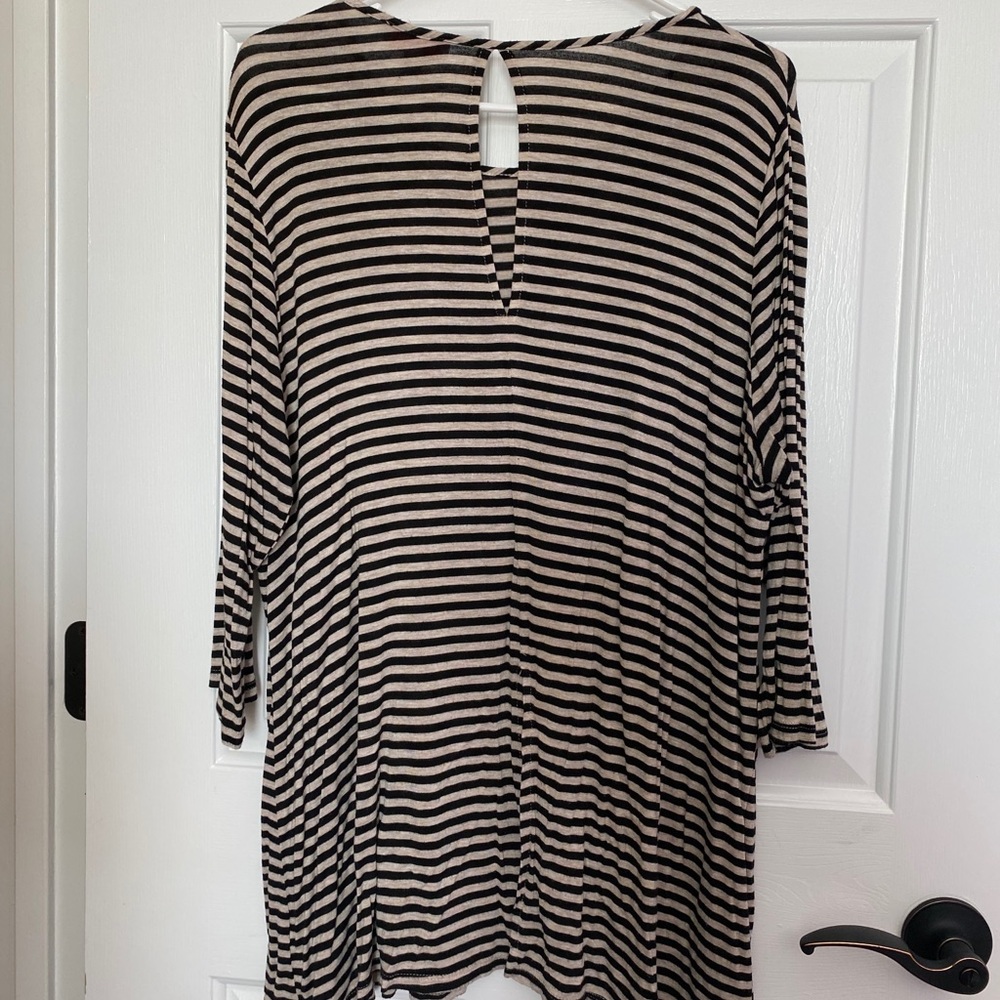 Striped split-back top - Picture 2 of 2